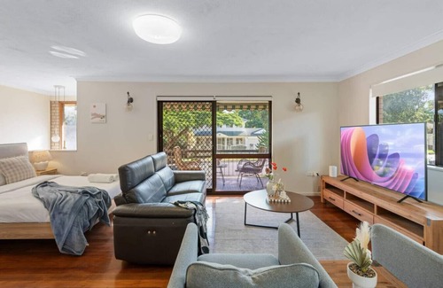 Robertson Haus | Top Value | Dual-Living Sleep 15 | Great Location