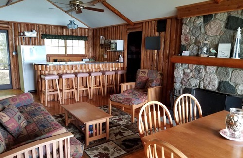 Kewadin Kabine | Wo gemütliche Hütten am See auf das atemberaubende Wasser des Torch Lake treffen!