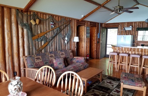 Kewadin Kabine | Wo gemütliche Hütten am See auf das atemberaubende Wasser des Torch Lake treffen!