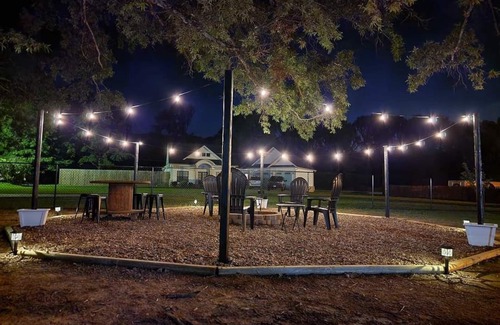 Conway Haus | Total Eclipse path 2024! A beautiful acre outside of town to enjoy the eclipse.