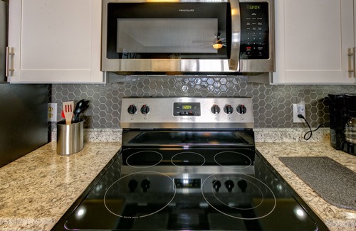 Osage Beach Eigentumswohnung | Komplett umgebaute 1-Schlafzimmer-Eigentumswohnung mit fantastischer Aussicht ohne Stufen!