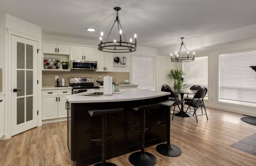 Cougar Ridge Haus | "Tourlamine" 4 Bdrm with custom kitchen!