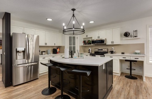 Cougar Ridge Haus | "Tourlamine" 4 Bdrm with custom kitchen!