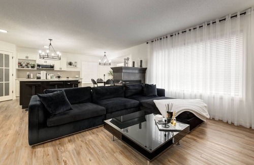 Cougar Ridge Haus | "Tourlamine" 4 Bdrm with custom kitchen!