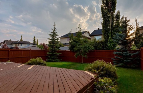 Cougar Ridge Haus | "Tourlamine" 4 Bdrm with custom kitchen!