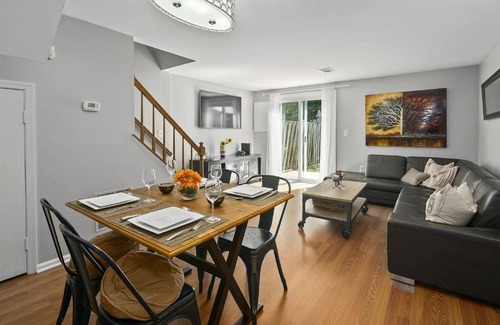 Countryside Haus | Townhome in No VA, 40 Mins to DC, Pets OK, Fast WiFi