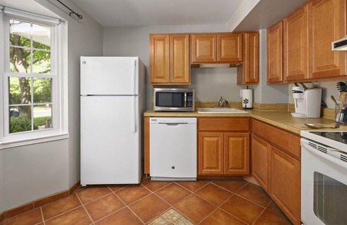 Countryside Haus | Townhome in No VA, 40 Mins to DC, Pets OK, Fast WiFi