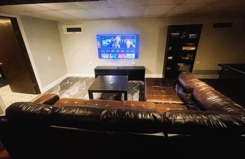 Westmont Haus | Townhome with Game Zone, Big Beds, & Smart TVs