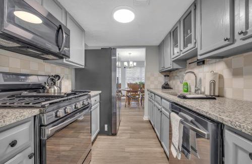 Sandy Springs Wohnung | Townhouse in ATL Suburbs,Backyard & Parking!