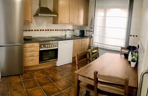 Latas Haus | Reihenhaus mit Grill und Doppelgarage geschlossen