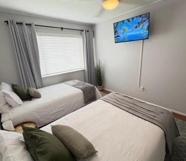 Currajong Haus | Townsville Home Pool2xLiving2xCarGarage with AC&TV's