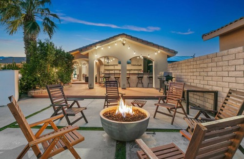 Desert Hot Springs Haus | Large home +>acre compound, sleeps 20,pickle +basketball,15 mins to PS,billiards