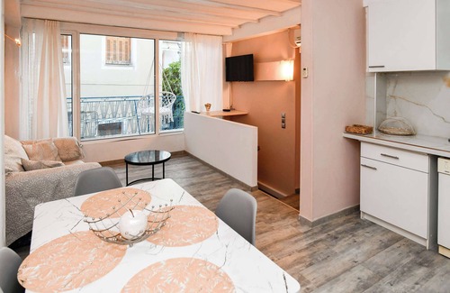 Mitilinii Haus | Traditional Samos Home with a Jacuzzi and Balcony