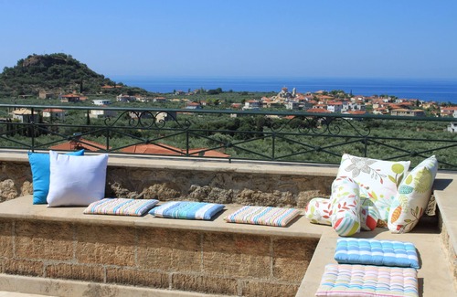 Lefktro Villa | Traditional Stone Villa mit großem Blick auf das Meer
