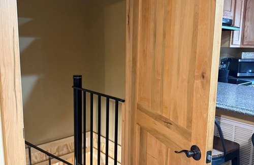 Matewan Kabine | Trailhead Riverfront Cabin