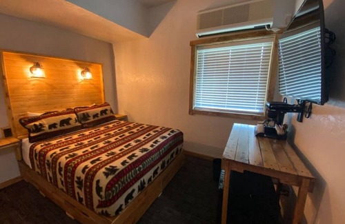 Ohiopyle Hotel | Trailside Hotel, Minutes to Fallingwater 103 Queen