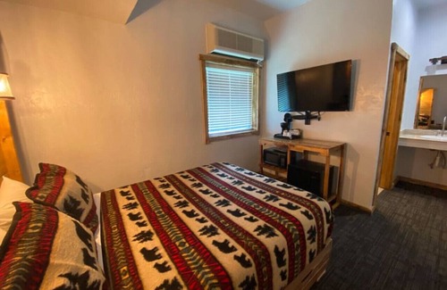 Ohiopyle Hotel | Trailside Hotel, Minutes to Fallingwater 103 Queen