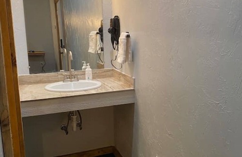 Ohiopyle Hotel | Trailside Hotel, Minutes to Fallingwater 103 Queen