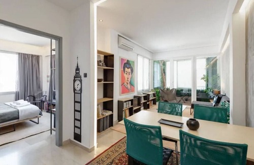 Vardaris Wohnung | Bahnhof & Nachtleben nahe Wohnung mit Aussicht