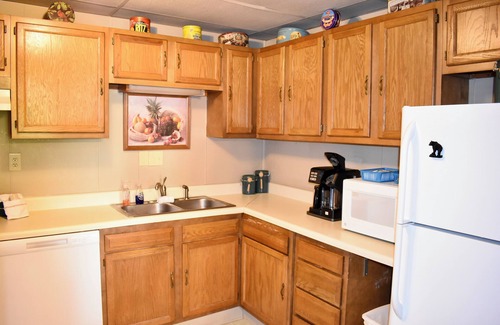 Kyle Wohnung | Train View a spacious 3-bedroom upstairs apartment with WiFi in Northfork