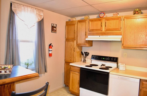 Kyle Wohnung | Train View a spacious 3-bedroom upstairs apartment with WiFi in Northfork
