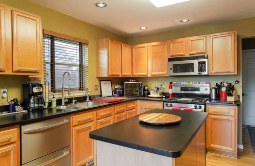 Bryant Pattengill West Haus | Ruhiges und ruhiges Zuhause für Ihr Gruppentreffen oder Familienurlaub.