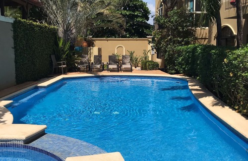 Playa Langosta Villa | Renovierte geräumige Wohnung einen kurzen Spaziergang zum Strand mit schönem Pool