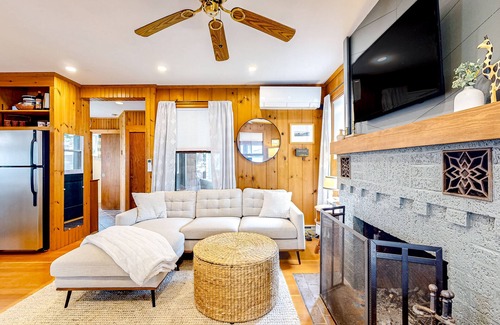 Raymond Hütte | Tranquil cottage near beach with private dock, spacious patio & modern comforts