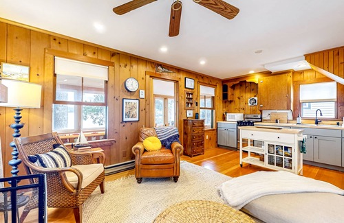 Raymond Hütte | Tranquil cottage near beach with private dock, spacious patio & modern comforts