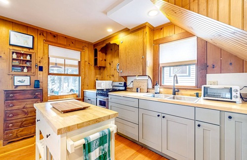 Raymond Hütte | Tranquil cottage near beach with private dock, spacious patio & modern comforts