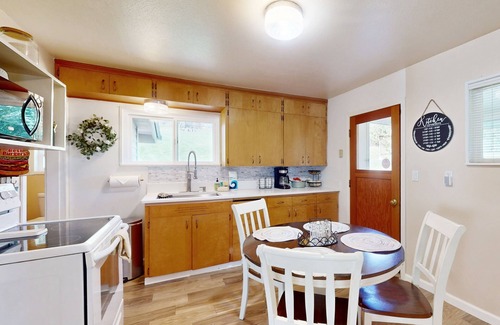 Fox Island Haus | Tranquil cottage with mountain view, fast WiFi & W/D - walk to waterfront