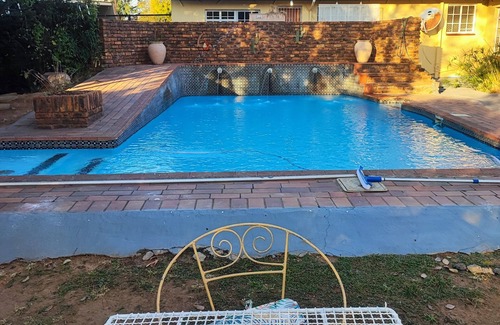 Boksburg Hütte | Tranquil cottage with WiFi and pool in Boksburg; Home away from home.