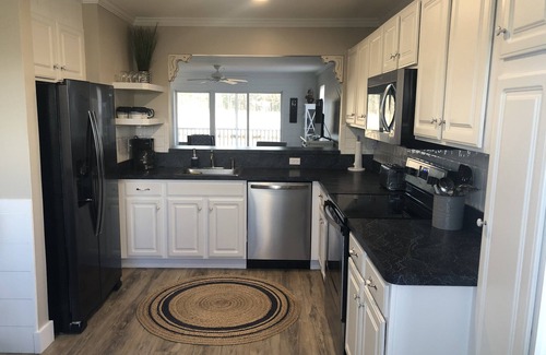 Ocean View Eigentumswohnung | Tranquil escape in Bethany Bay. Relax at the 2 BR Condo with nature views.