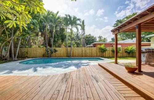 Lake Ridge Haus | Tranquil Poolside Bliss Pergola Deck Turf Yard