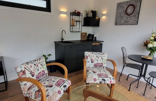 Leura Wohnung | Tranquil Studio Retreat in Leura with Private Bush Outlook.