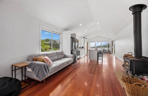 Korora Haus | Tranquil Treetop Haven: 3 Bedroom Home with Stunning Views