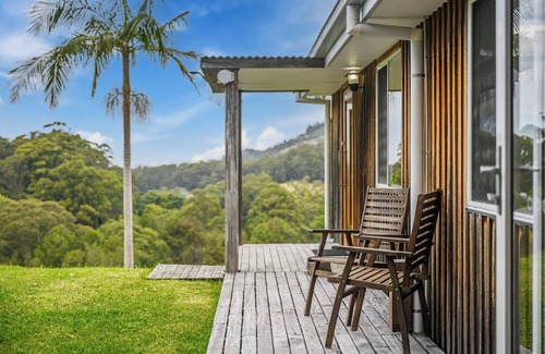Korora Haus | Tranquil Treetop Haven: 3 Bedroom Home with Stunning Views