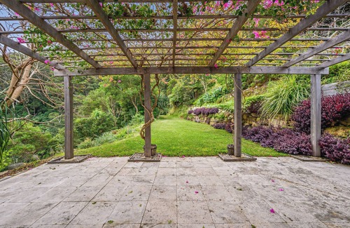 Korora Haus | Tranquil Treetop Haven: 3 Bedroom Home with Stunning Views