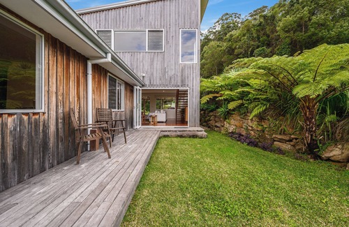 Korora Haus | Tranquil Treetop Haven: 3 Bedroom Home with Stunning Views