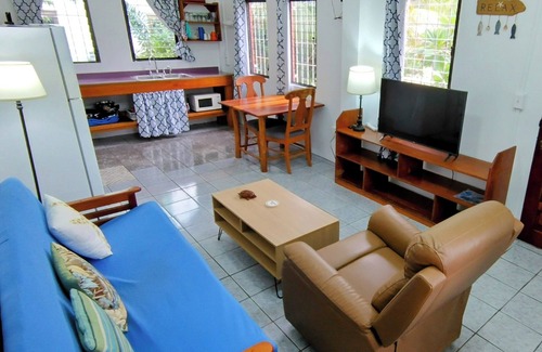 Placencia Eigentumswohnung | Tranquil Village Retreat. New A/C! Steps from the Beach. Pet Friendly & Parking!
