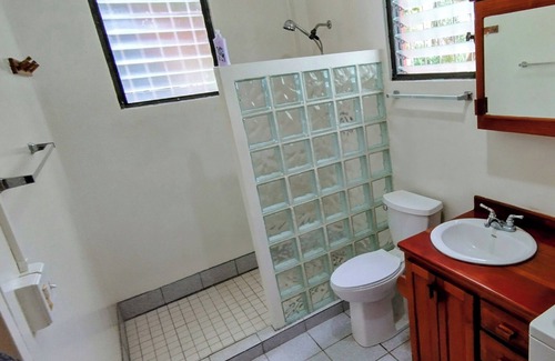 Placencia Eigentumswohnung | Tranquil Village Retreat. New A/C! Steps from the Beach. Pet Friendly & Parking!