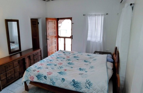 Placencia Eigentumswohnung | Tranquil Village Retreat. New A/C! Steps from the Beach. Pet Friendly & Parking!