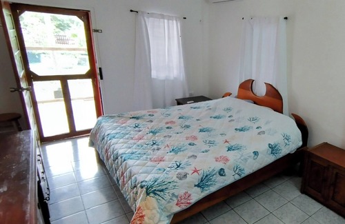 Placencia Eigentumswohnung | Tranquil Village Retreat. New A/C! Steps from the Beach. Pet Friendly & Parking!