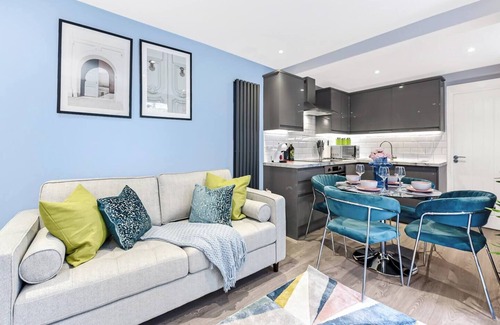 Upper Edmonton Wohnung | Tranquility in Bloom: Refreshing 2BR Apartment