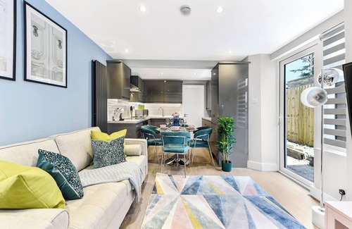 Upper Edmonton Wohnung | Tranquility in Bloom: Refreshing 2BR Apartment