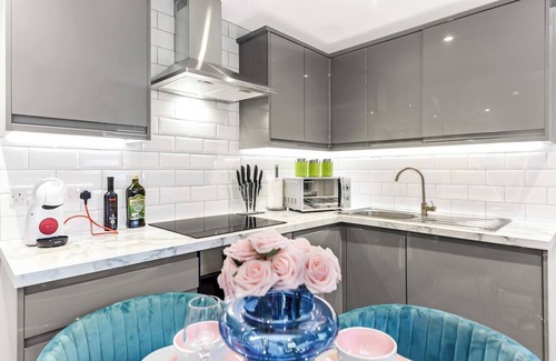 Upper Edmonton Wohnung | Tranquility in Bloom: Refreshing 2BR Apartment