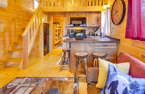 Traphill Kabine | Traphill Cabin Retreat w/ Scenic View & Fire Pit!