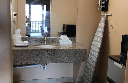 Broadview Hotel | Travel Inn