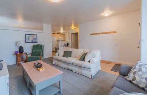 Cedar City Haus | Traveler's Rest 3 Bedroom Home by RedAwning