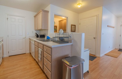 Cedar City Haus | Traveler's Rest 3 Bedroom Home by RedAwning